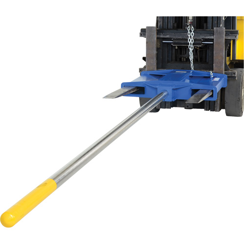 P&ocirc;le de transport de tapis pour chariot &eacute;l&eacute;vateur, 120-1/2" longueur, Install&eacute; sur fourche, Capacit&eacute; de 2200 lb Equipex