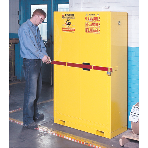 Armoire de rangement haute s&eacute;curit&eacute; avec barre en acier pour produits inflammables, 45 gal., 2 tablettes Equipex
