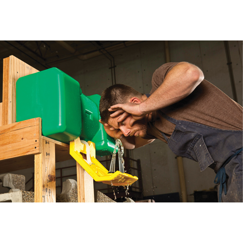 Poste de douche oculaire, Aliment&eacute; par gravit&eacute;, Capacit&eacute; 9 gal., Conformit&eacute; ANSI Z358.1 Equipex