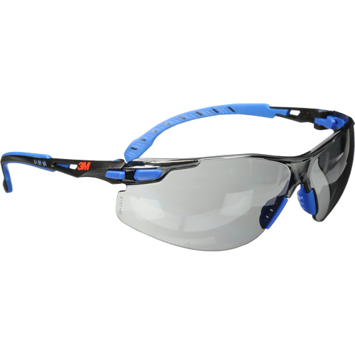 Lunettes de s&eacute;curit&eacute; Solus avec lentilles Scotchgard, Lentille Grise/fum&eacute;e, Antibu&eacute;e, R&eacute;pond ou surpasse la norme CSA Z94.3 Equipex