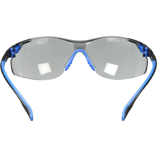 Lunettes de s&eacute;curit&eacute; Solus avec lentilles Scotchgard, Lentille Grise/fum&eacute;e, Antibu&eacute;e, R&eacute;pond ou surpasse la norme CSA Z94.3 Equipex