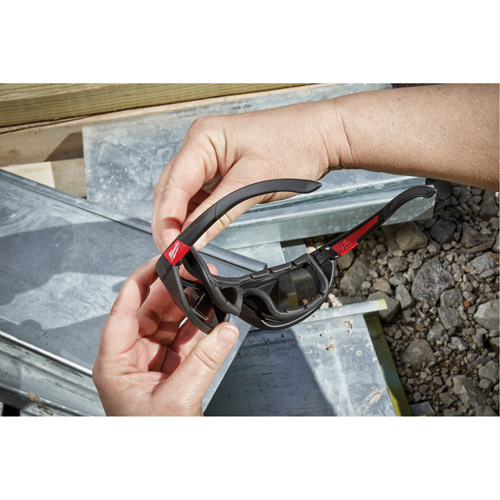 Lunettes de s&eacute;curit&eacute; performantes avec joint, Lentille Noir, Polaris&eacute;, R&eacute;pond ou surpasse la norme CSA Z94.3 Equipex