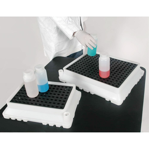 P2 Ultra-Spill Tray, 17" lo x 12" la x 4" h, Cap. de d&eacute;versement 1,8 gal. US Equipex
