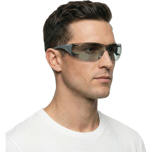 Lunettes de s&eacute;curit&eacute; Adapt Lite, Lentille Int&eacute;rieur/ext&eacute;rieur, Antibu&eacute;e/Anti-&eacute;gratignures, ANSI Z87+/R&eacute;pond ou surpasse la norme CSA Z94.3 Equipex