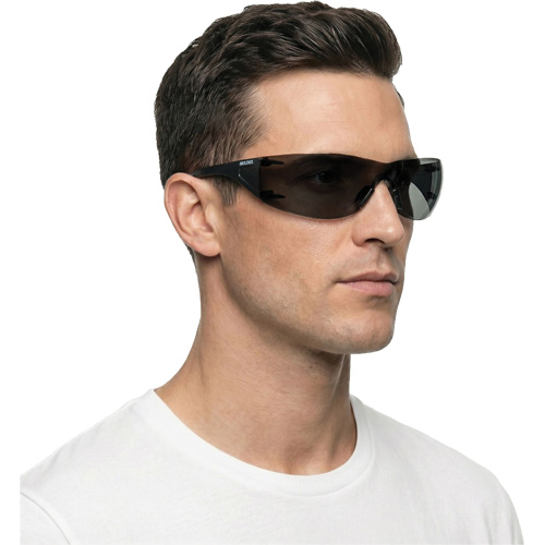 Lunettes de s&eacute;curit&eacute; Adapt Lite, Lentille Fum&eacute;e, Antibu&eacute;e/Anti-&eacute;gratignures, ANSI Z87+/R&eacute;pond ou surpasse la norme CSA Z94.3 Equipex
