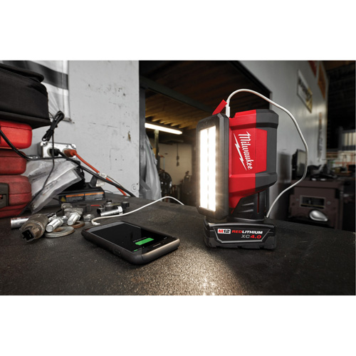 Projecteur &agrave; faisceau large pour entretien et r&eacute;paration avec chargeur USB M12 Rover, DEL, 700 lumens Equipex