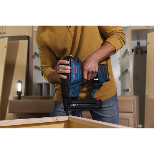Brushless 18-Gauge Brad Nailer Kit with Standard Power Battery, 18 V, Lithium-Ion Equipex