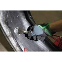 Outil robuste de roulage pour r&eacute;paration de pneus avec roulette &agrave; patch en acier Equipex