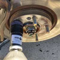 Outil de nettoyage pour moyeux, goujons et roues &agrave; entraînement par chocs STUD KLEEN Equipex