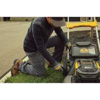 Trousse tondeuse &agrave; gazon autopropuls&eacute;e sans balais sans fil avec roues motrices arri&egrave;res 60 V MAX*, Pouss&eacute;e automatique, &agrave; pile, Largeur de coupe 21" Equipex