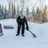 Pelle &agrave; neige Yukon, Lame Polypropyl&egrave;ne, Largueur 18", Manche Prise en D ergonomique Equipex