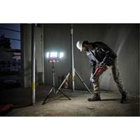 Lampe de travail &agrave; DEL professionnelle &agrave; panneaux pliants lumens sans fil 18V sur tr&eacute;pied, DEL, 3600 lumens Equipex